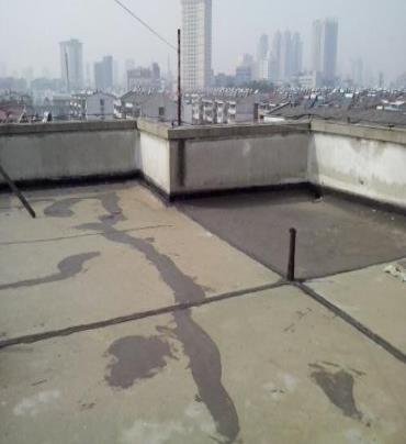 察哈尔右翼中漏水维修 楼顶漏水是什么原因，楼顶漏水维修方法是什么?